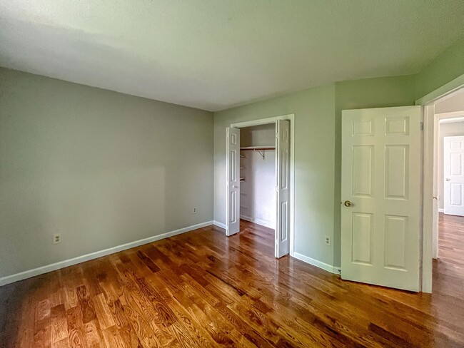 Building Photo - 2 Bed/ 1.5 Bath- Renovated Duplex Condo W/...