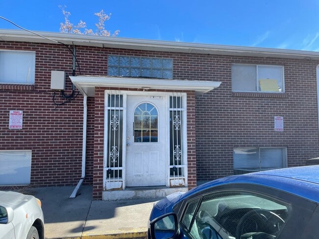 Building Photo - 1 bed, 1 Bath, 750 sqft Great Location off...