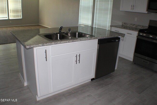 Building Photo - 1014 Rebeca Wy