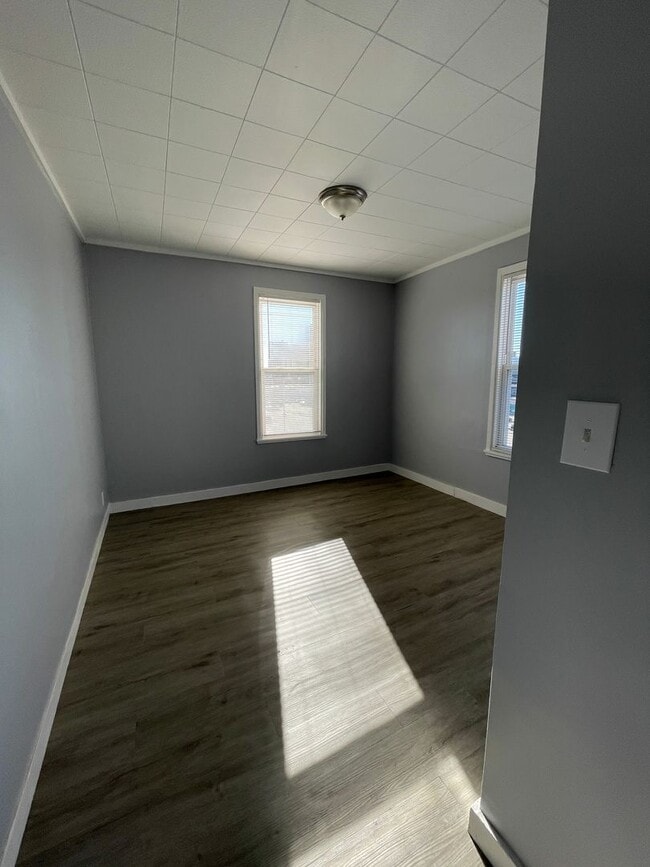 Building Photo - Third floor, 2 bedroom, 1 Bath in Manchest...