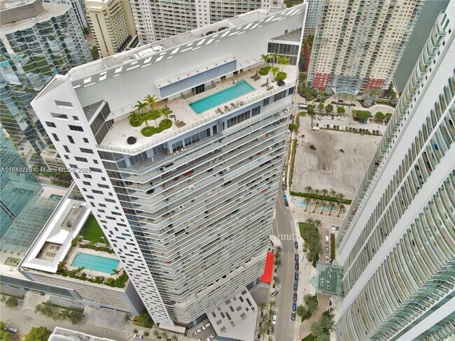Building Photo - 1300 Brickell Bay Dr