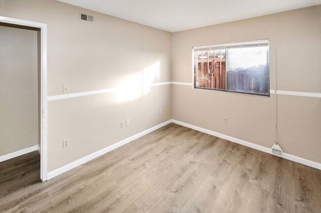 Building Photo - Long Term unfurnished rental!