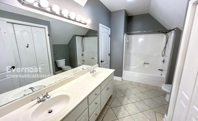 Building Photo - 607 Castle Dr