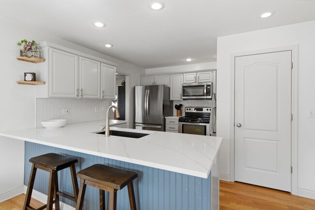 Building Photo - 5 bed/ 3 bath Single Family Home.