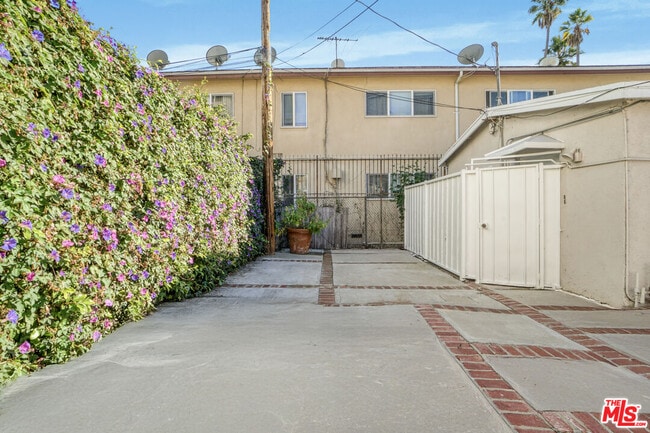 Building Photo - 10226 Regent St