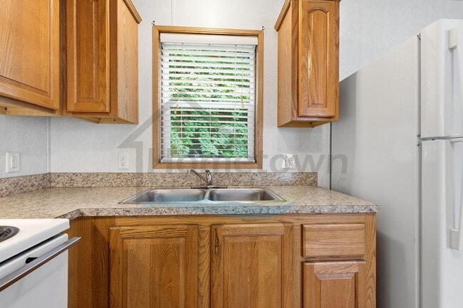 Building Photo - 136 Cedar Hill