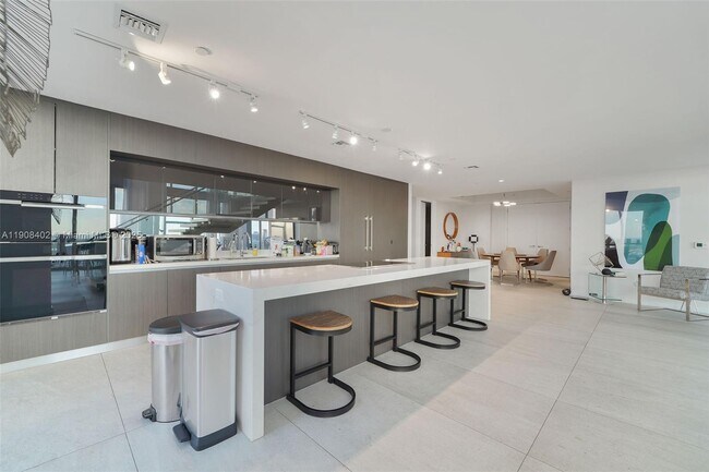 Building Photo - 851 NE 1st Ave