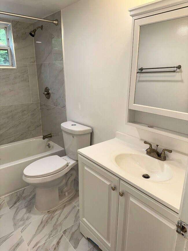 Building Photo - 2613 Chesterfield Ct