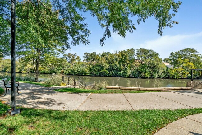 Building Photo - 2920 N River Walk Dr