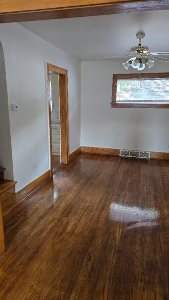 Building Photo - 915 S 48th St