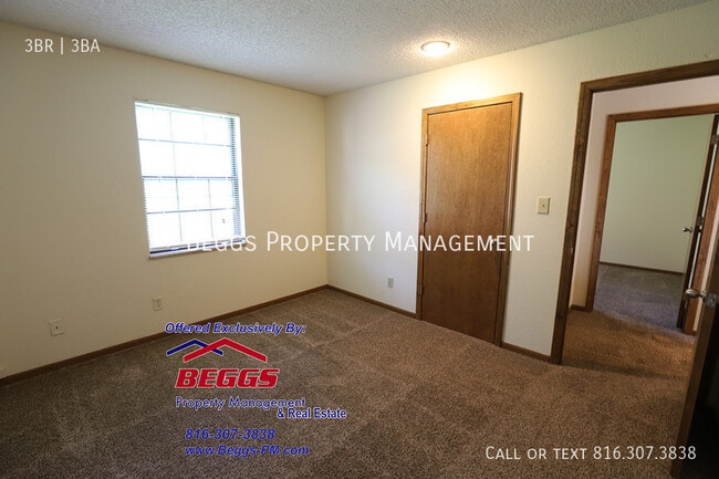 Building Photo - 317 Dains St