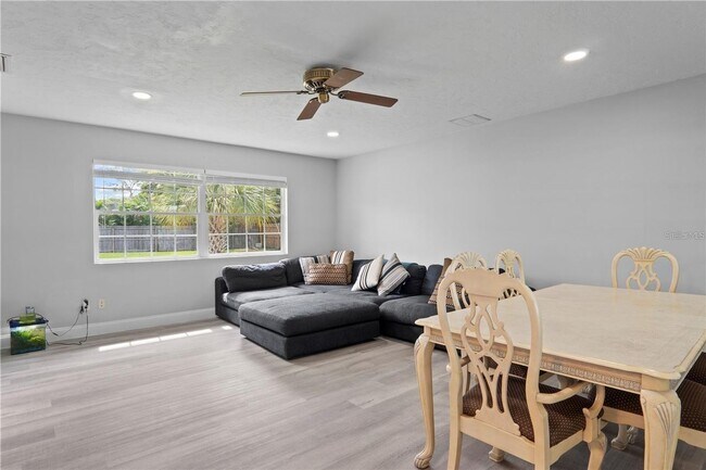 Building Photo - 904 Carvell Dr