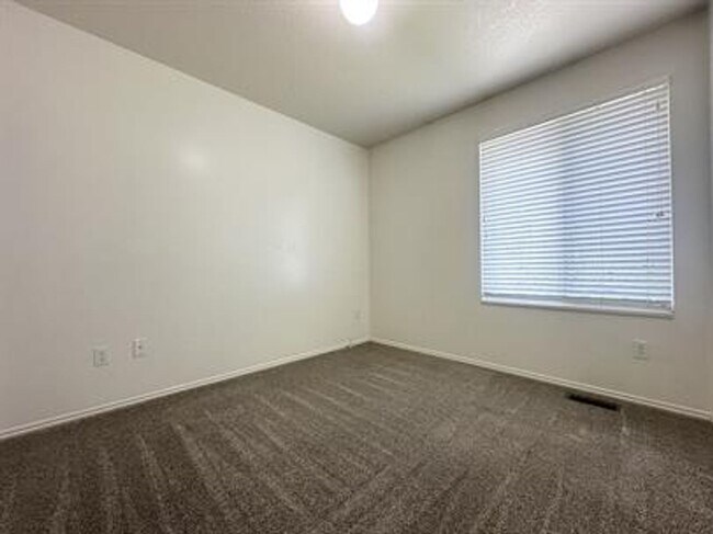 Building Photo - Charming Murray Home