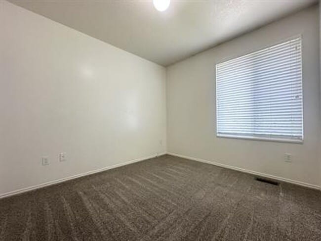 Building Photo - Charming Murray upstairs unit