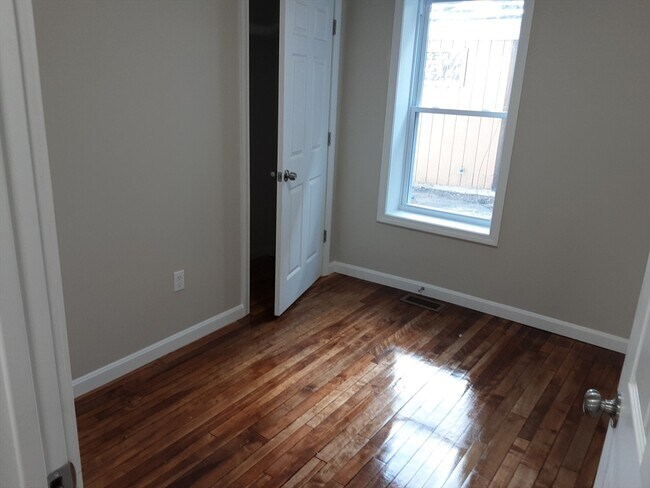 Building Photo - 116 June St