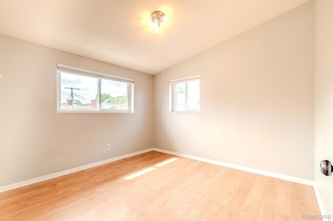 Building Photo - 361 N Eton St