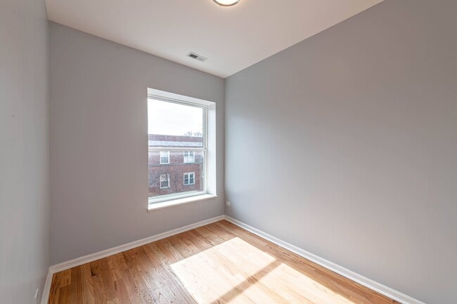 Building Photo - 1020 W Ainslie St