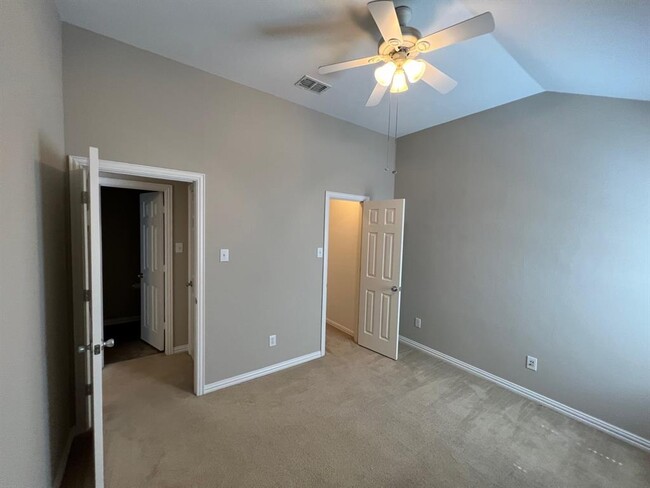 Building Photo - 922 Fulbourne Dr