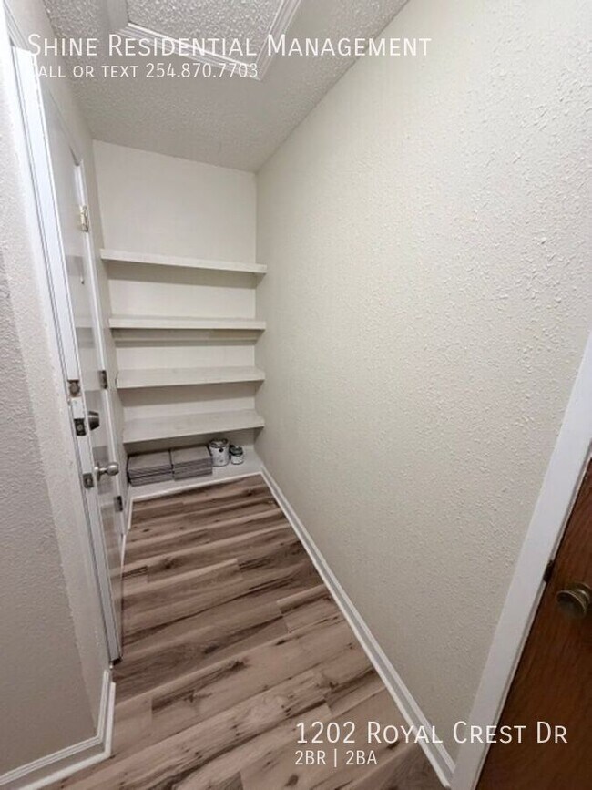 Building Photo - 1202 Royal Crest Dr
