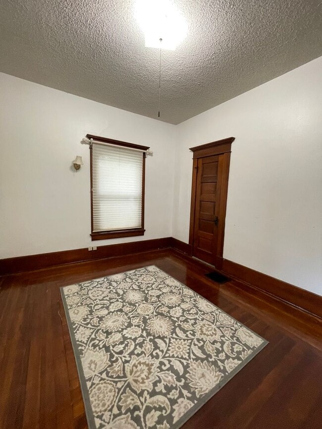 Building Photo - 615 E 6th Ave