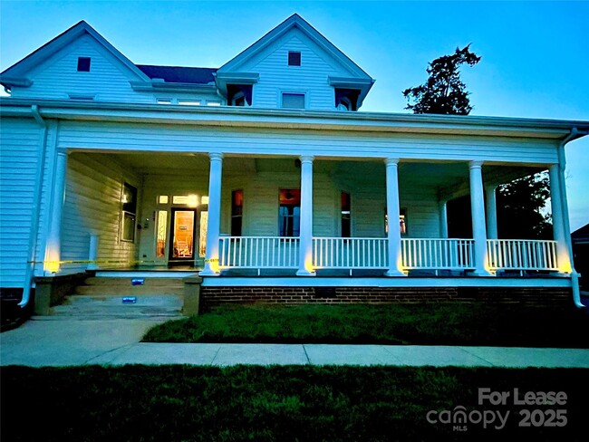 Primary Photo - 409 N Main St