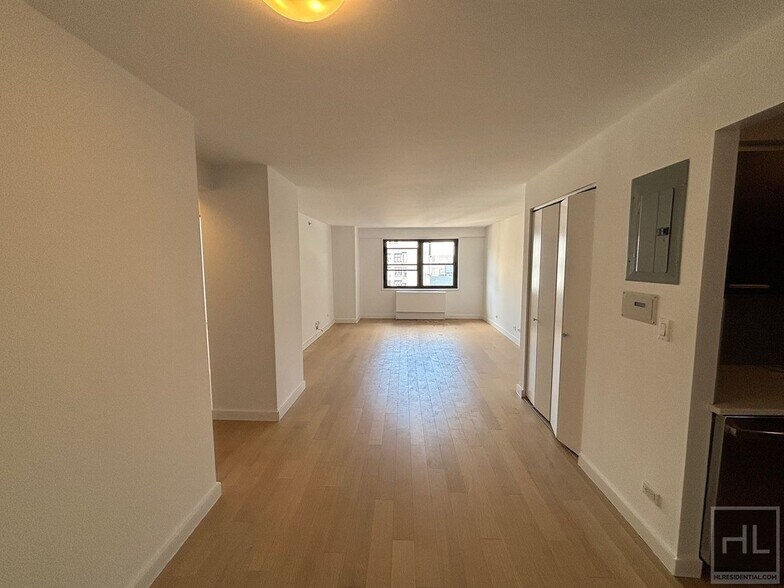 Primary Photo - East 39th Street