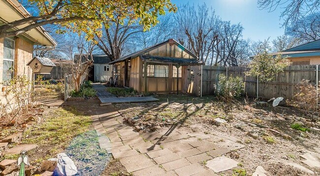 Building Photo - 2442 Oates Dr