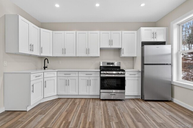 Building Photo - 303 Main St