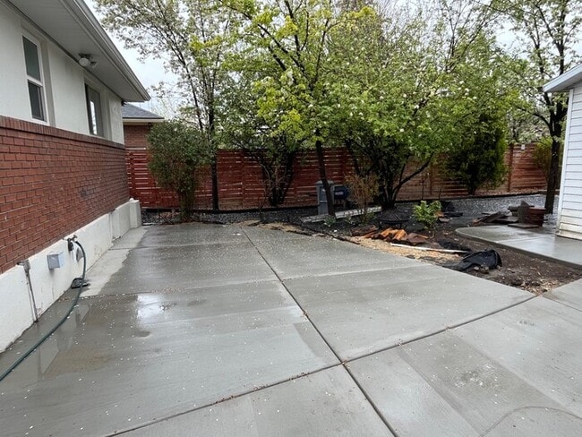 Building Photo - Beautiful Sugarhouse 3 Bedroom!