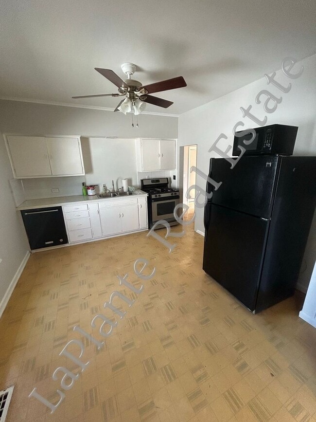 Building Photo - Charming 3-Bed, 1.5-Bath Home with Spaciou...