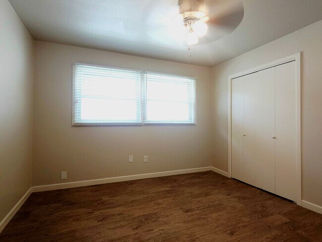 Building Photo - Beautiful 3 Bedroom Home With A Huge Bonus...