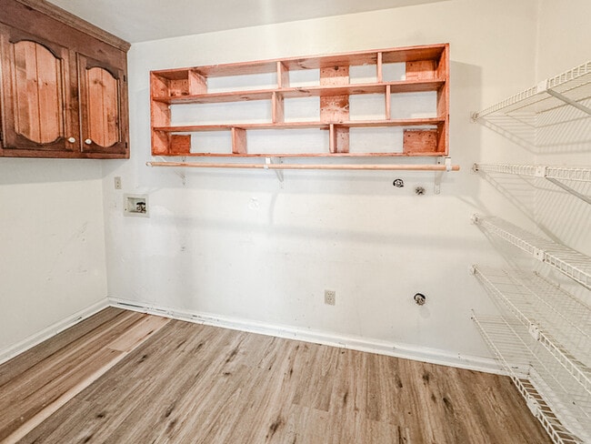 Building Photo - Charming 3 Bedroom, 1.5 Bathroom Townhome in Kempsville