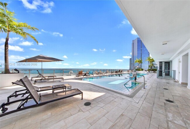 Building Photo - 1300 Brickell Bay Dr