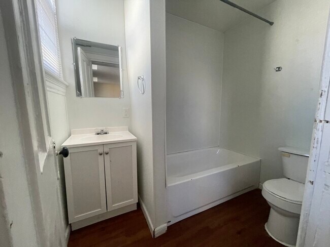 Building Photo - 1-Bedroom Newport, KY