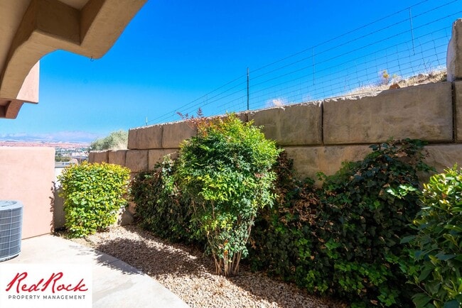 Building Photo - 3 Bedroom & 2.5 Bathroom & Dog Friendly!