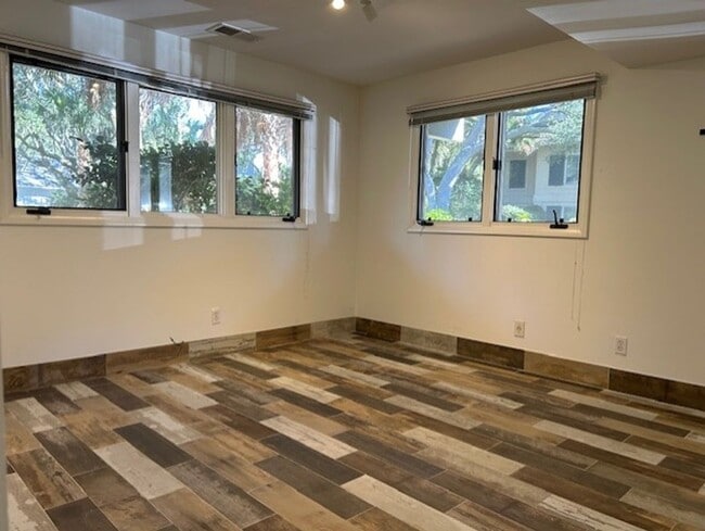 Building Photo - FREE MONTH OF DECEMBER 2025 Beach, 2nd row