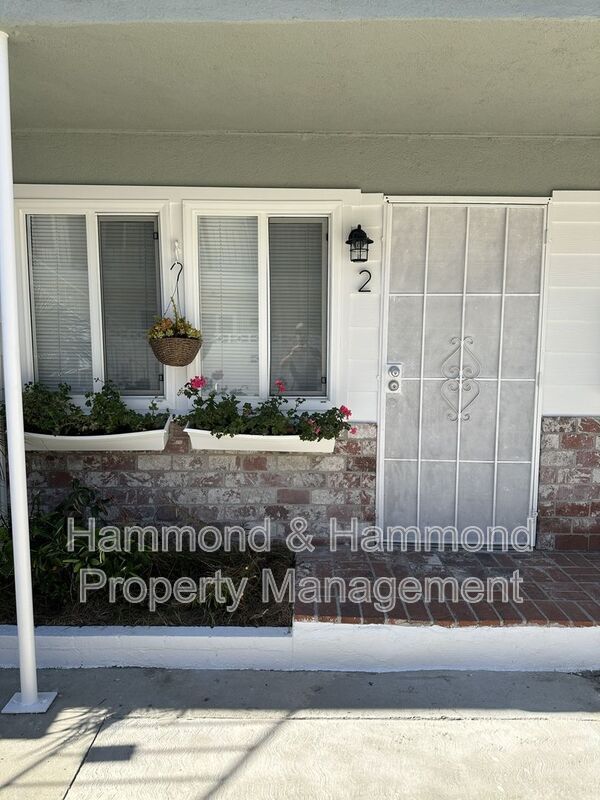 Building Photo - 5854 Tujunga Ave