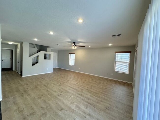 Building Photo - 1056 E Lakeview Dr