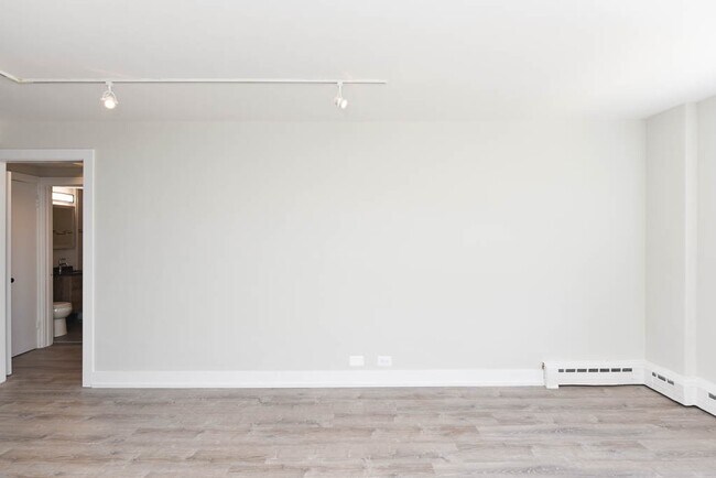 Building Photo - 450 W Wellington Ave