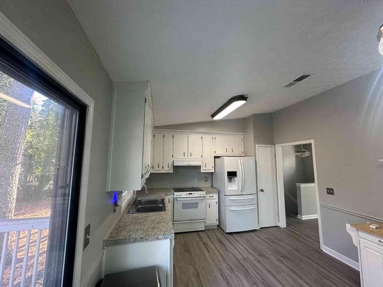 Building Photo - 4348 Bradley Dr SW