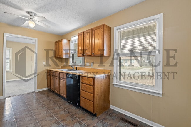 Building Photo - 1913 N Hood St