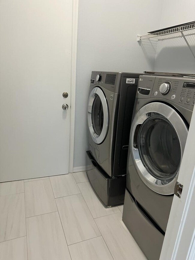 Building Photo - 205 SW Maclay Way