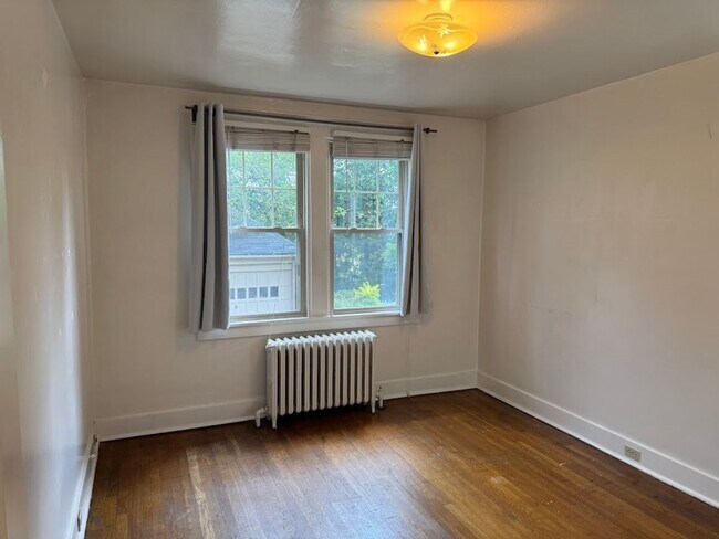 Building Photo - Open & Bright! 3 bedroom duplex