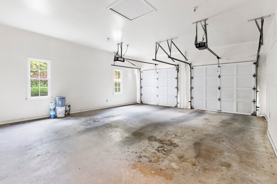 Building Photo - 1050 Shady Valley Pl NE