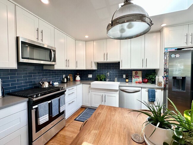 Building Photo - Modern & Bright 3BR/2BA Single-Family Home...