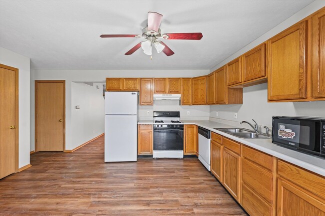 Building Photo - Modern Comfort & Space