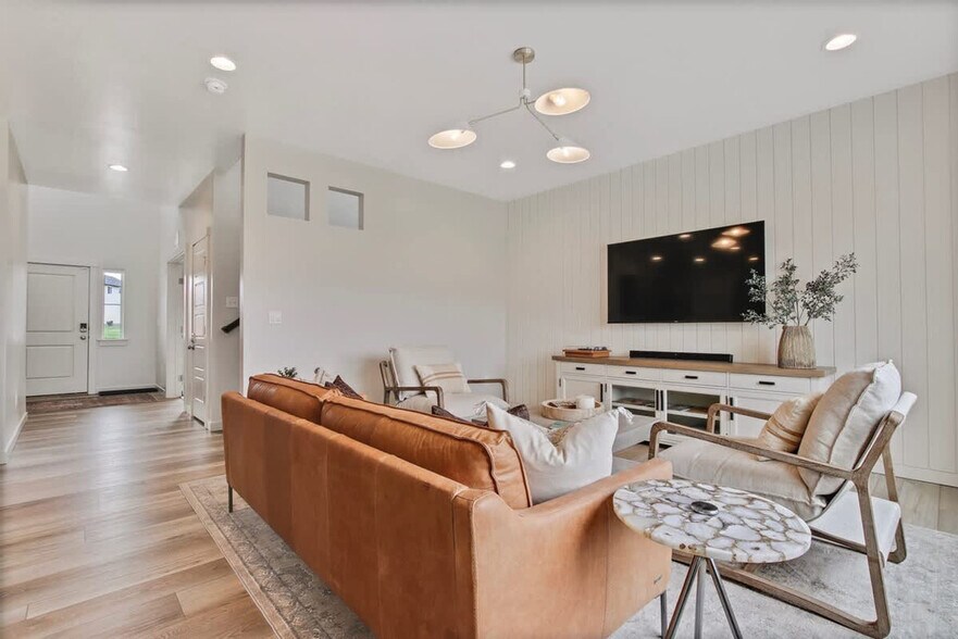 Building Photo - 313 S Iceberg Lake Ave