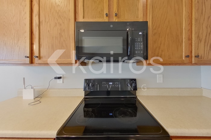 Building Photo - 8005 Shadesbrook Dr