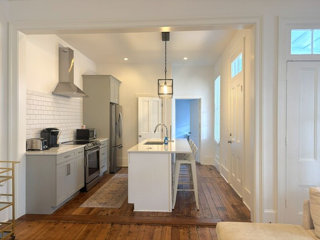 Building Photo - 148S