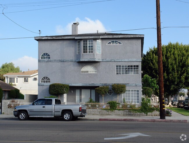 Building Photo - 211 N Cedar Ave
